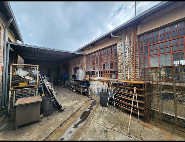 399M² WAREHOUSE TO LET IN WYCHWOOD